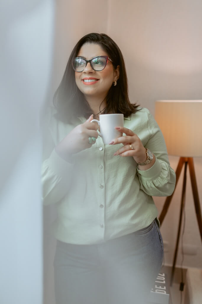 Eu sou Renata G&oacute;es, psic&oacute;loga junguiana (CRP 06|118085), com forma&ccedil;&atilde;o em psicologia financeira, e atendo mulheres h&aacute; mais de 6 anos,&nbsp;especialmente aquelas que est&atilde;o vivendo o p&oacute;s div&oacute;rcio. Antes de trabalhar com isso, eu tamb&eacute;m vivi uma separa&ccedil;&atilde;o.

Eu sei o que &eacute; sentir medo do futuro. Sei o que &eacute; ter que reorganizar a vida, a rotina, o dinheiro e as emo&ccedil;&otilde;es tudo ao mesmo tempo. Sei o quanto isso mexe com a nossa autoestima e com a nossa seguran&ccedil;a.

Foi atravessando essa fase que eu entendi que separa&ccedil;&atilde;o n&atilde;o &eacute; s&oacute; o fim de um relacionamento. &Eacute; um ponto de virada para o resgate da nossa ess&ecirc;ncia. &Eacute; quando precisamos reconstruir n&atilde;o s&oacute; a vida afetiva, mas tamb&eacute;m a rela&ccedil;&atilde;o com o pr&oacute;prio valor, inclusive financeiro.

Minha base na psicologia anal&iacute;tica e na psicologia financeira n&atilde;o s&atilde;o detalhes no meu trabalho. Elas guiam como enxergo cada processo. Porque no p&oacute;s div&oacute;rcio, dinheiro n&atilde;o &eacute; s&oacute; dinheiro. &Eacute; poder, &eacute; medo, &eacute; autonomia, &eacute; hist&oacute;ria. E tudo isso precisa ser cuidado junto.

Hoje eu uno minha forma&ccedil;&atilde;o, minha experi&ecirc;ncia cl&iacute;nica e a minha pr&oacute;pria viv&ecirc;ncia para ajudar mulheres a se fortalecerem. Meu trabalho &eacute; acolhedor, mas tamb&eacute;m &eacute; pr&aacute;tico. Acredito em consci&ecirc;ncia, responsabilidade e na constru&ccedil;&atilde;o real de autonomia emocional e financeira.

Se voc&ecirc; quer sair da confus&atilde;o e viver um recome&ccedil;o mais consciente e seguro, eu estou aqui.